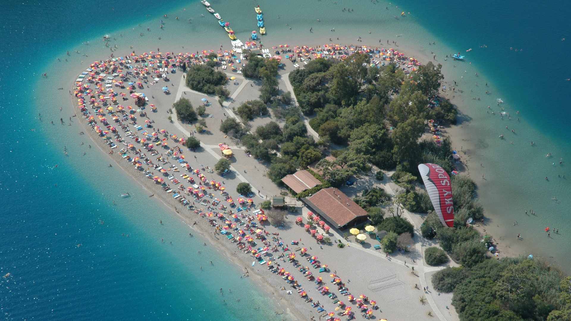 The tip of the spit between the sea and the lagoon
