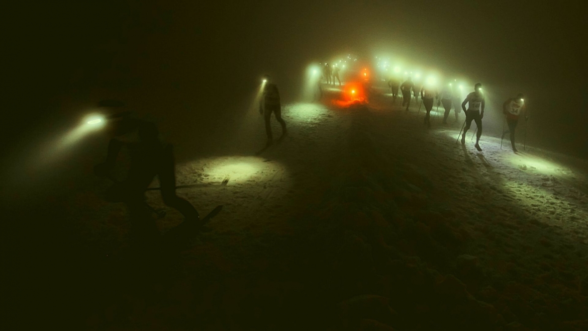 Ski with headlamps in the night
