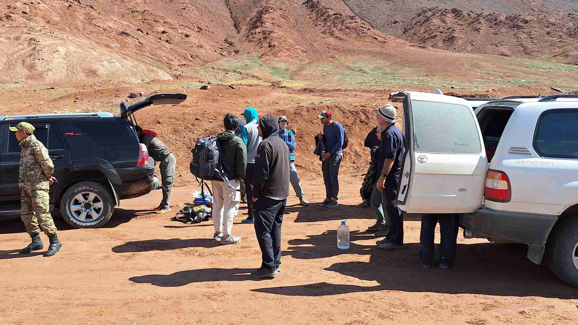 Transfer from the Tajik car to the Kyrgyz car at Kyzyl-Art Pass